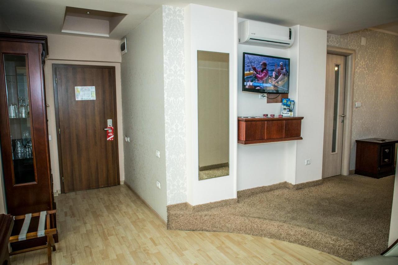 Hotel Megalos Constanta Bagian luar foto